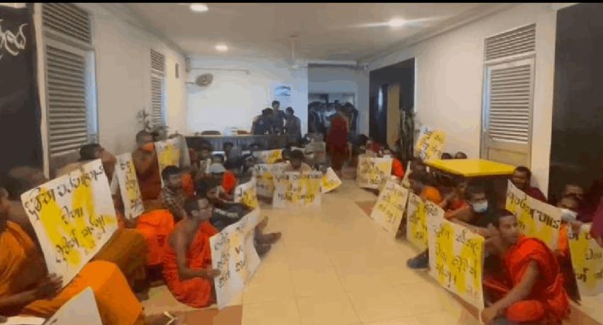 භික්ෂූන් පිරිසක් අධ්‍යාපන අමාත්‍යාංශයේ විරෝධතාවක